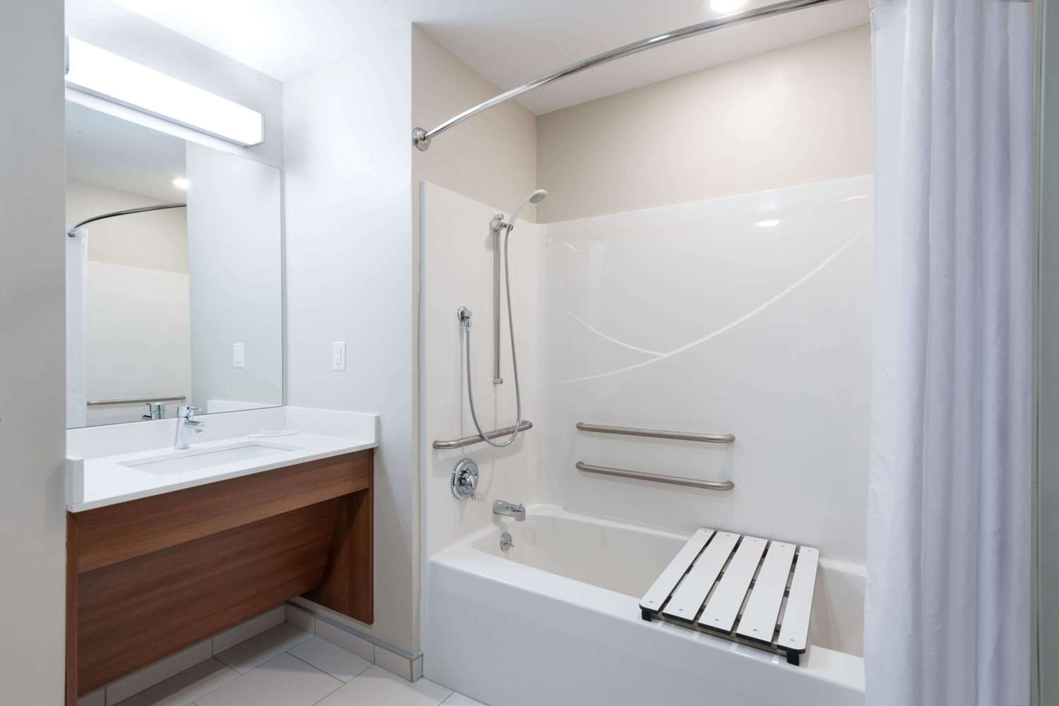 Фото Microtel Inn & Suites by Wyndham Windham