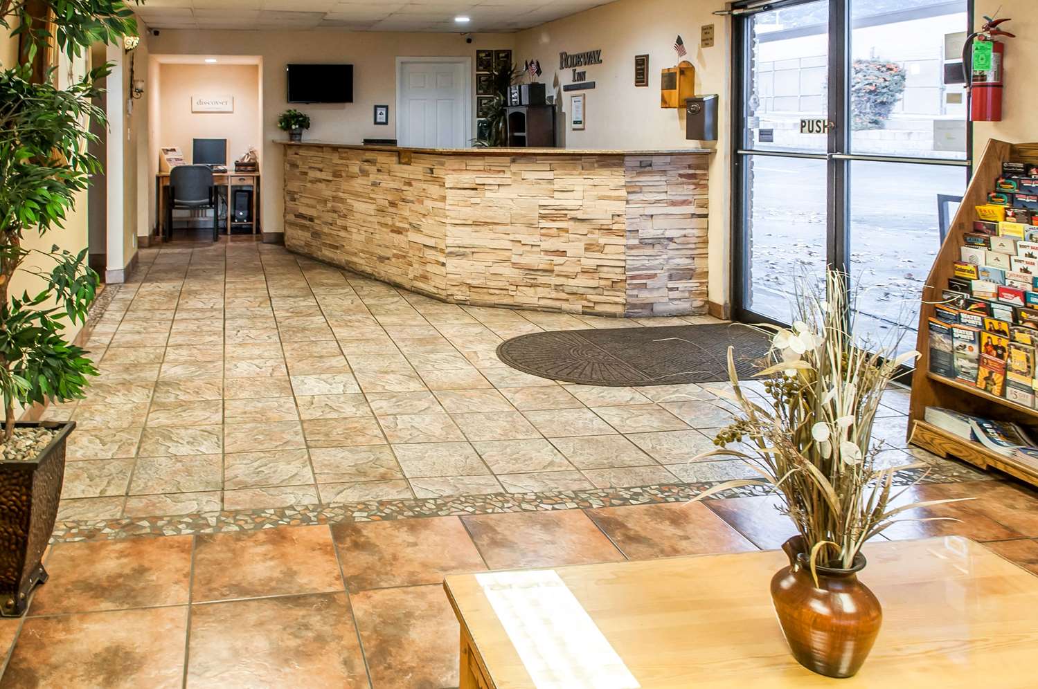 Фото Rodeway Inn East