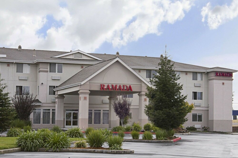Фото Ramada Limited Redding