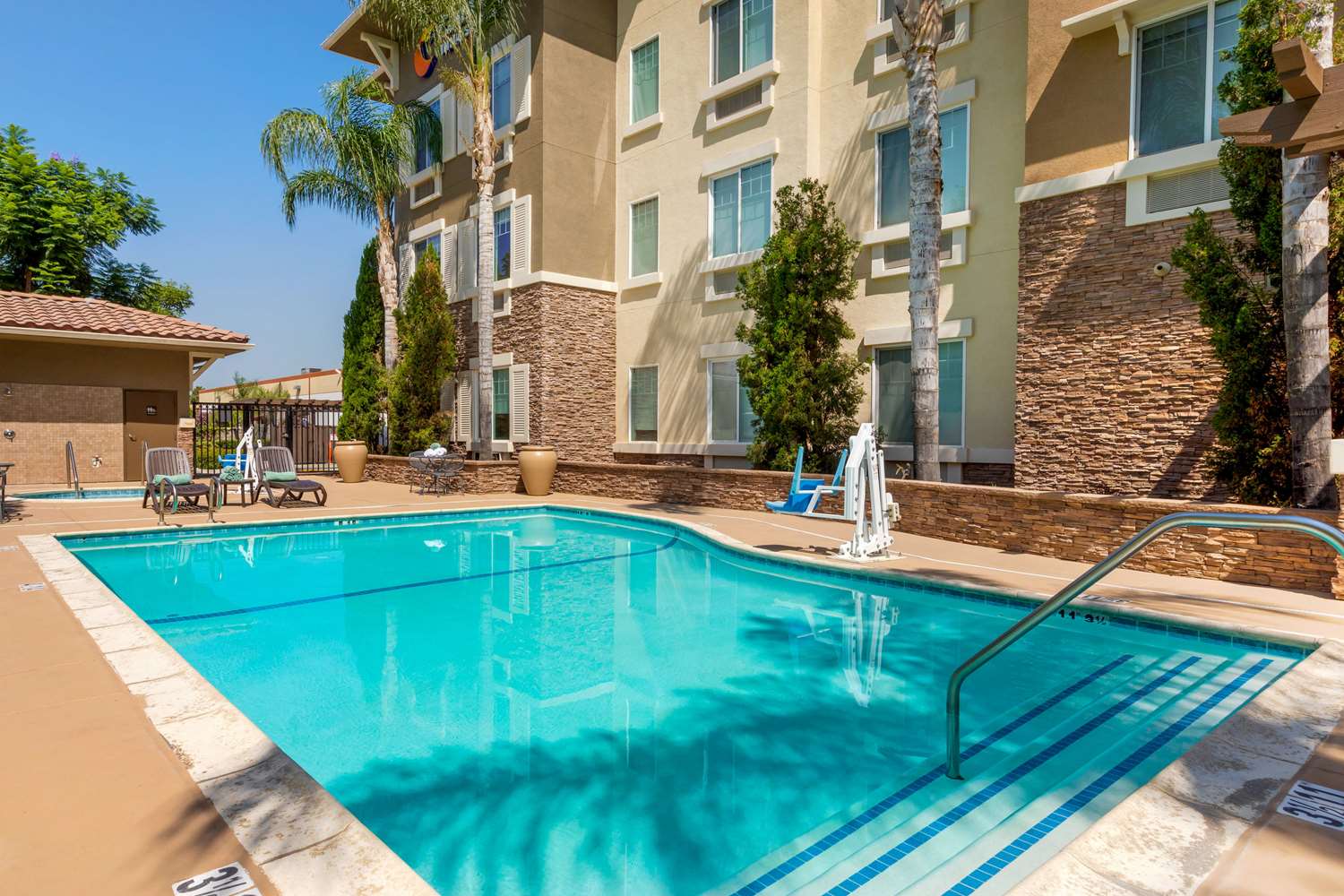 Фото Comfort Inn & Suites near Ontario Airport