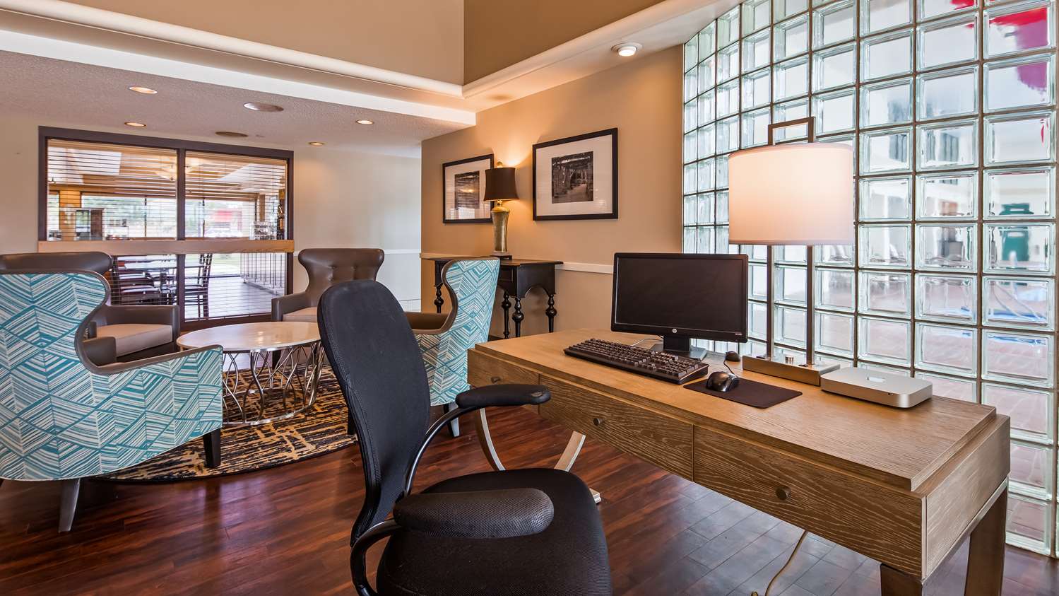 Фото Best Western East Towne Suites