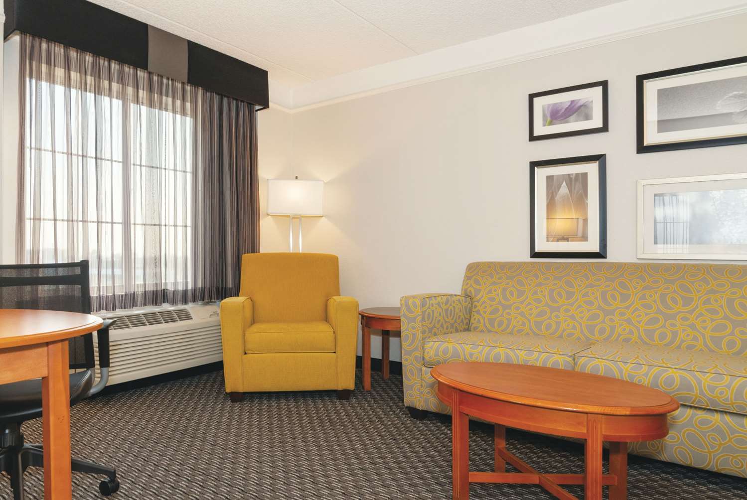 Фото La Quinta Inn & Suites by Wyndham Ontario Airport