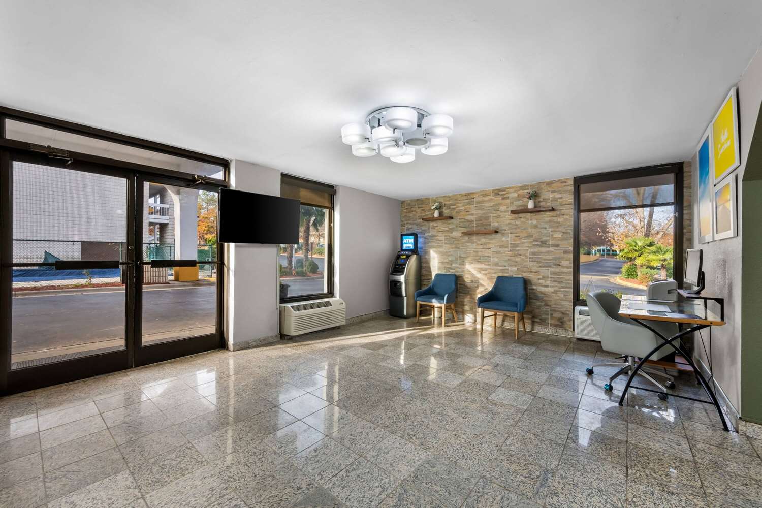 Фото Days Inn by Wyndham Raleigh Midtown