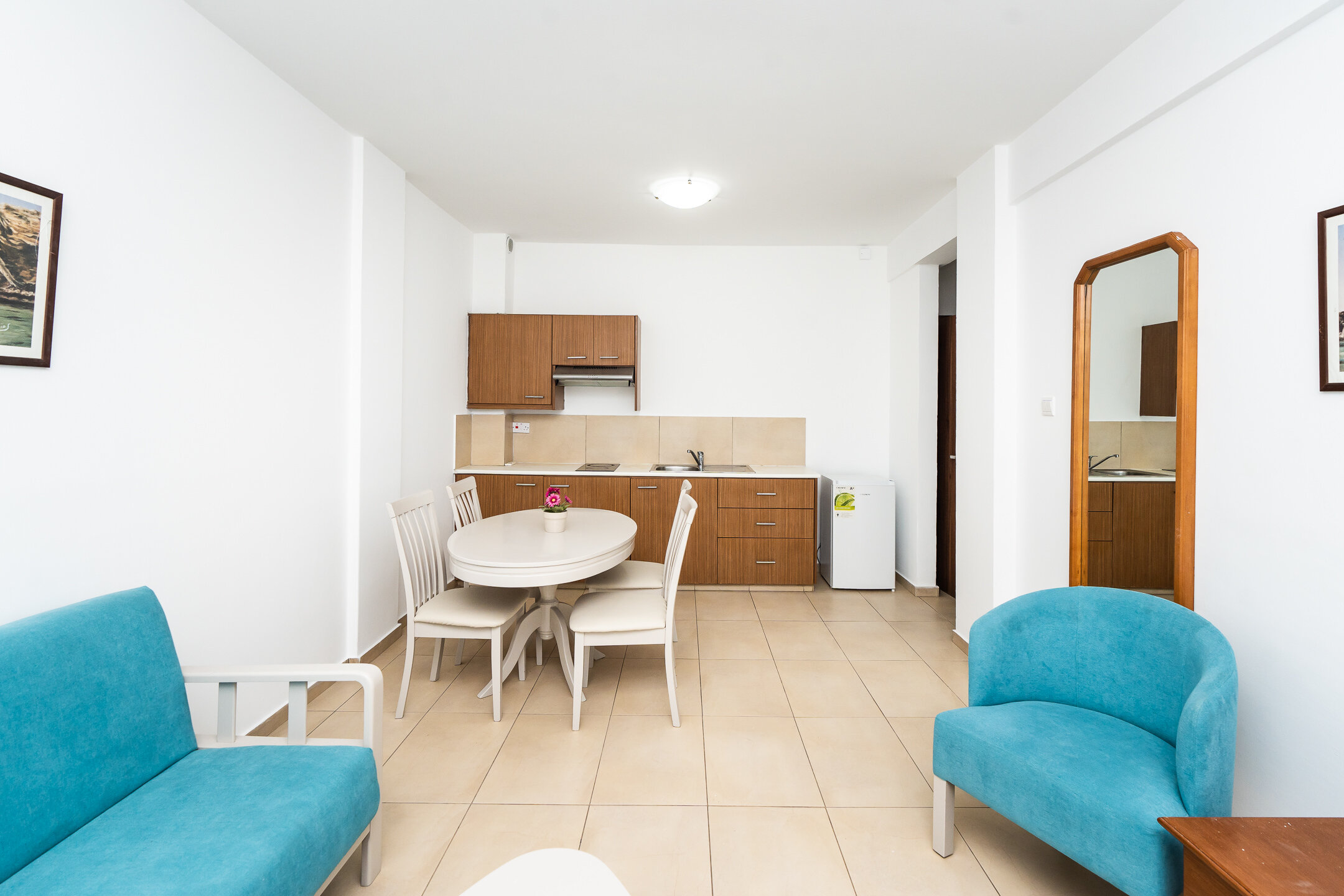 Фото Flora Hotel Apartments