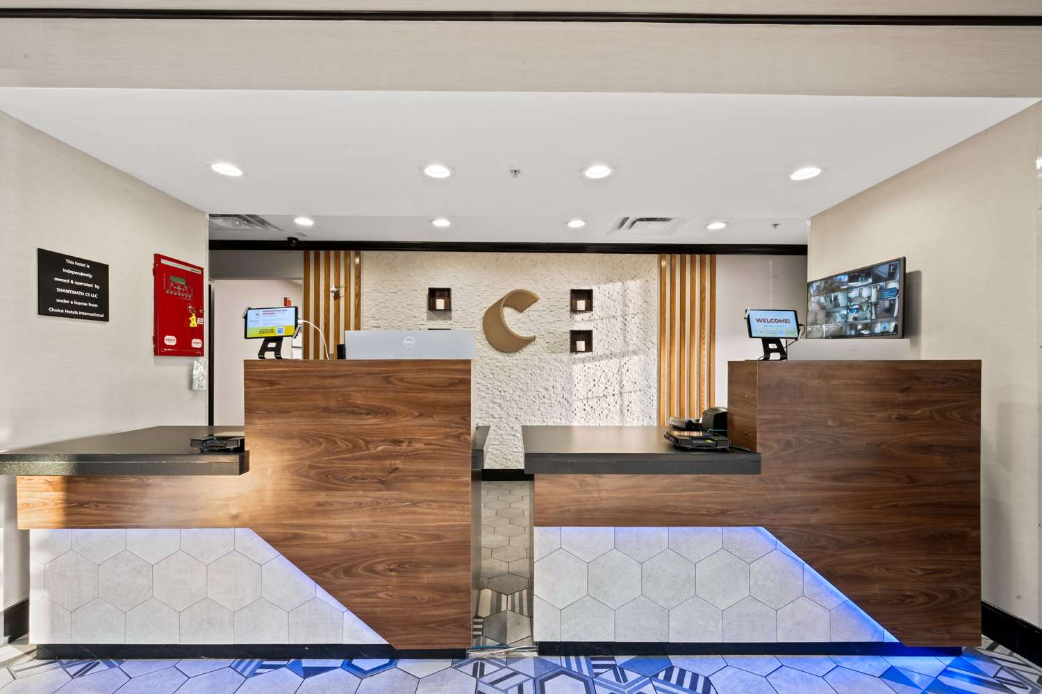 Фото Comfort Suites Airport