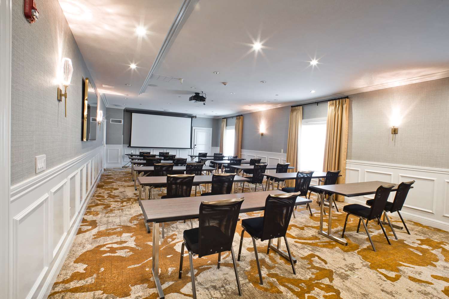 Фото The Inn at Saratoga, Tapestry Collection by Hilton