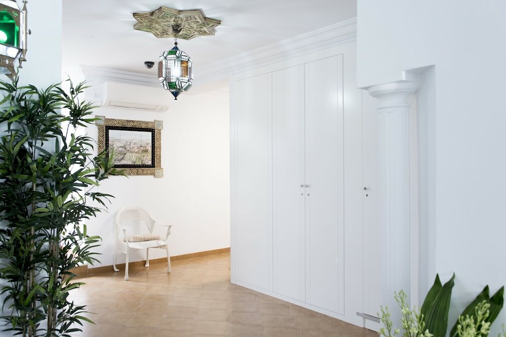 Фото Hostal Alhambra