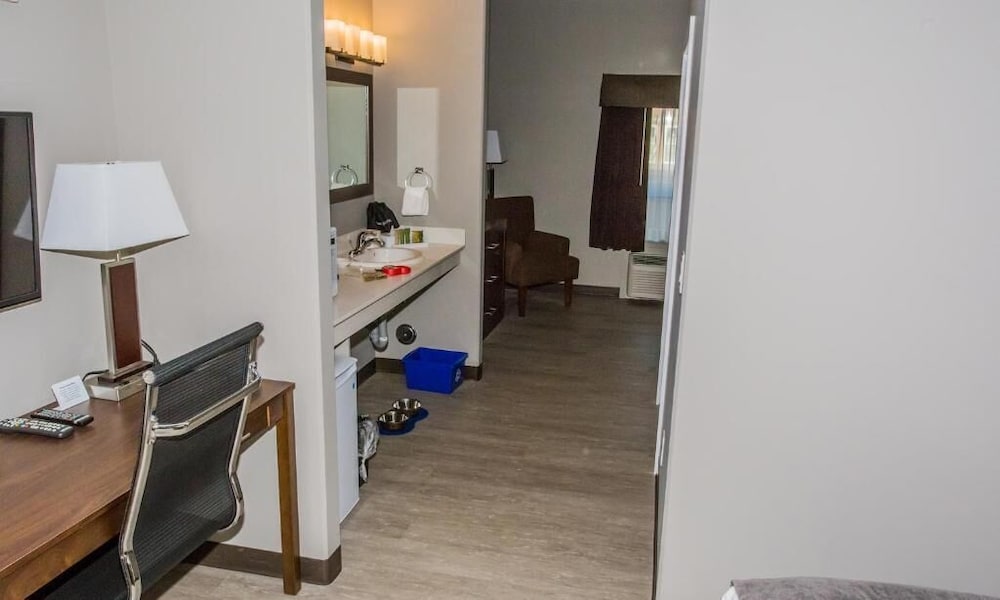 Фото The Souris Hotel