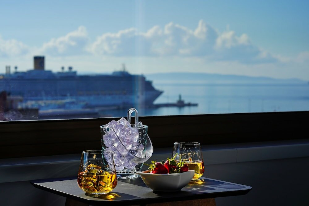 Фото Horizon Luxury Suites