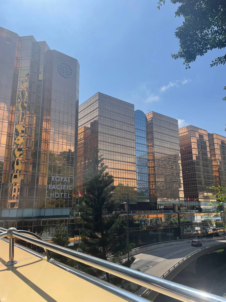 Фото The Royal Pacific Hotel and Towers