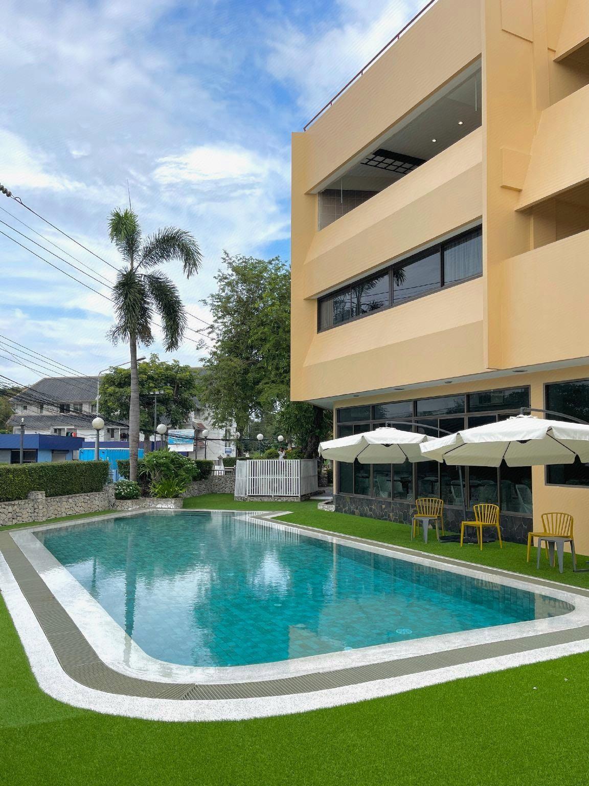 Фото Bangsaen Villa Hotel