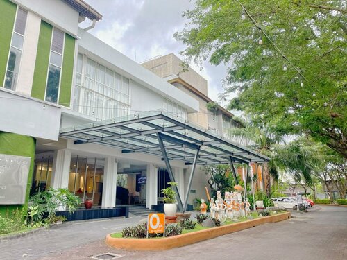 Гостиница Harris Hotel & Residences Sunset Road в Денпасаре