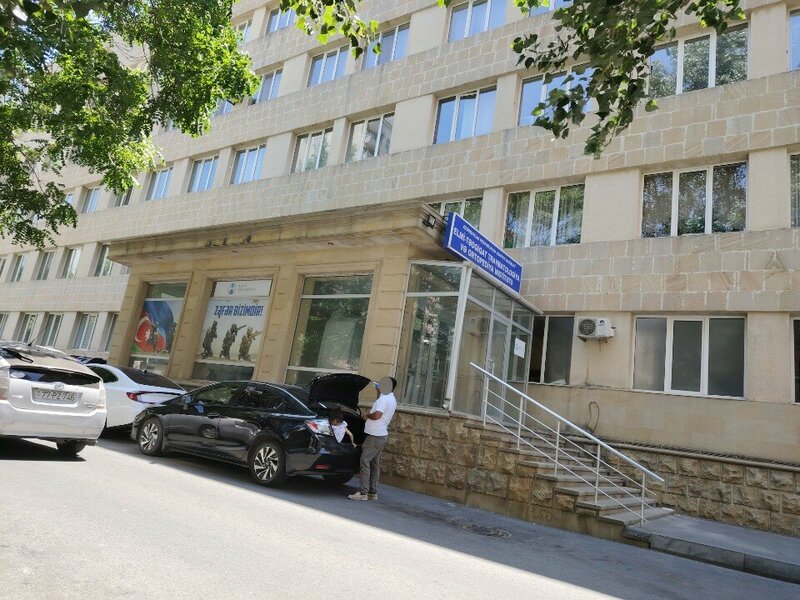 Әйел мен екі еркек арасындағы жыныстық қатынасты қараңыз