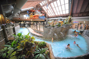Six Flags Lodge & Indoor Waterpark
