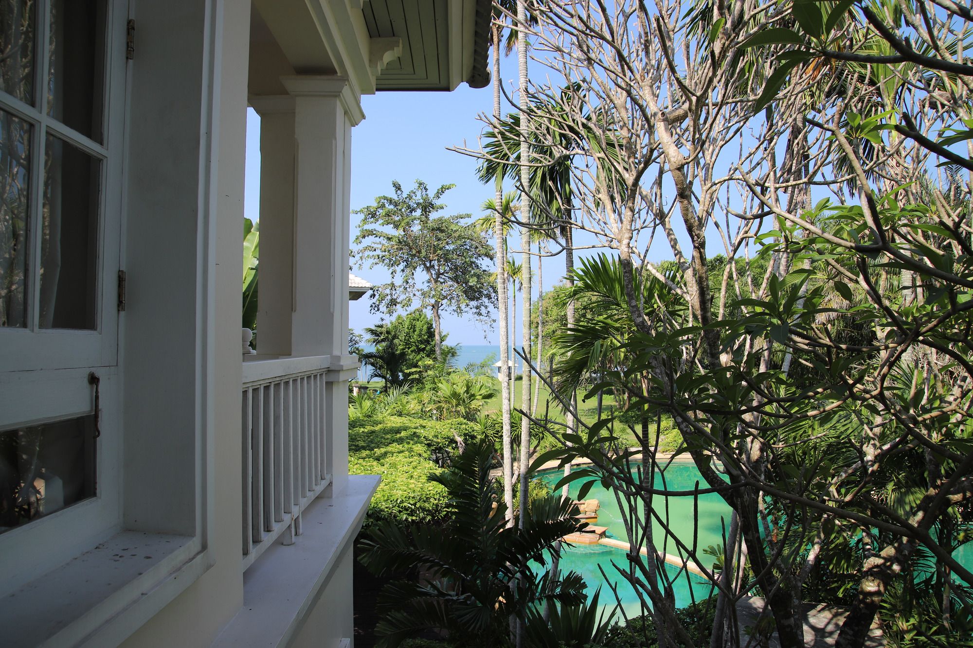 Фото Baan Dhewaran Beachfront Villa