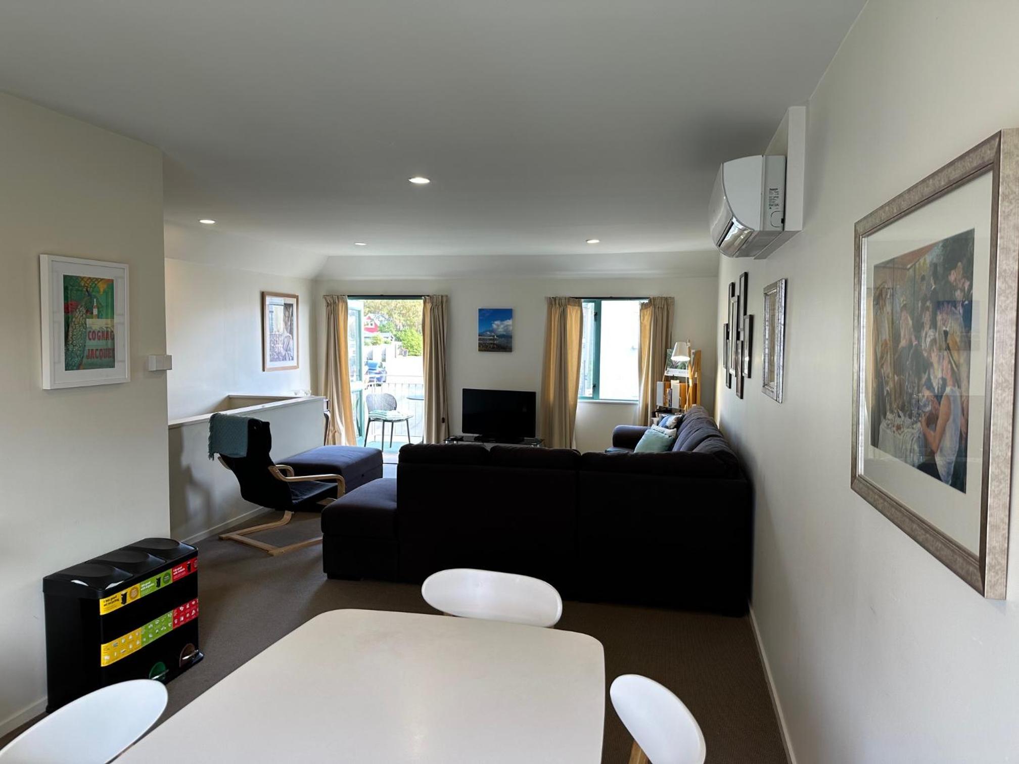 Фото Akaroa Village Inn