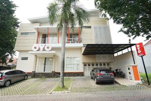 Гостиница Super Oyo 782 Menjangan Residence at Citraland 1