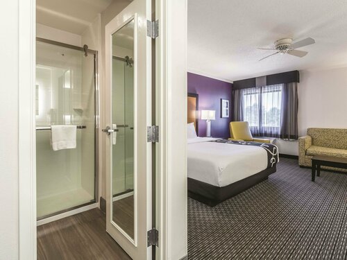 Гостиница La Quinta Inn & Suites by Wyndham Cleveland - Airport North в Кливленде