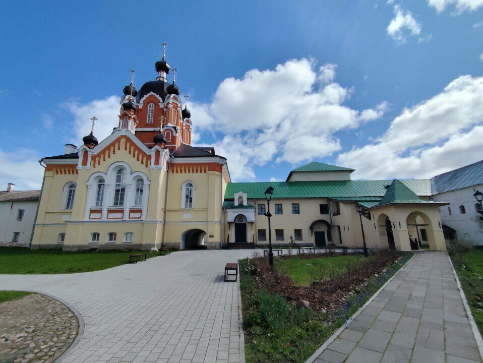 Orthodox church Tserkov Pokrova Presvyatoy Bogoroditsy V Tikhvinskom Uspenskom monastyre, Tikhvin, photo