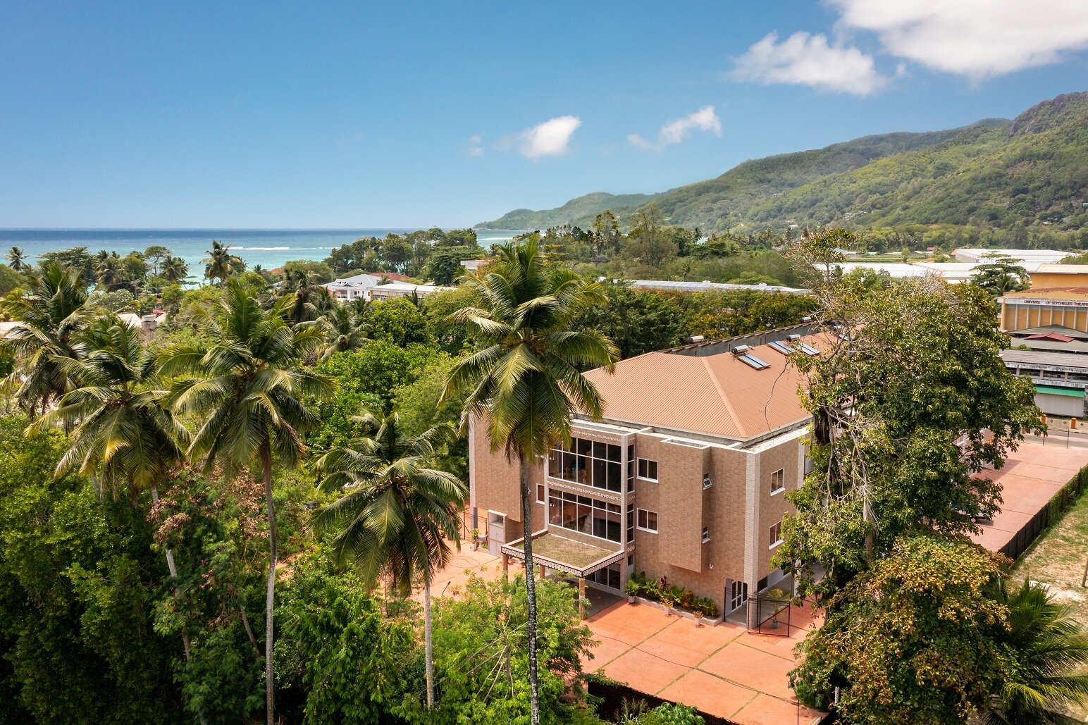 Фото Royale Suites by Arc Royale Luxury Apartments