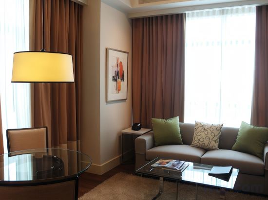 Фото Aruga Apartments by Rockwell Makati