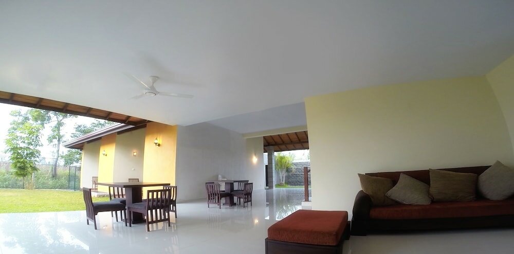 Фото The Airport Villa