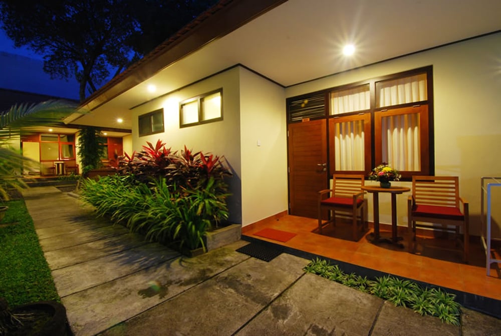 Фото Yulia Beach Inn Kuta