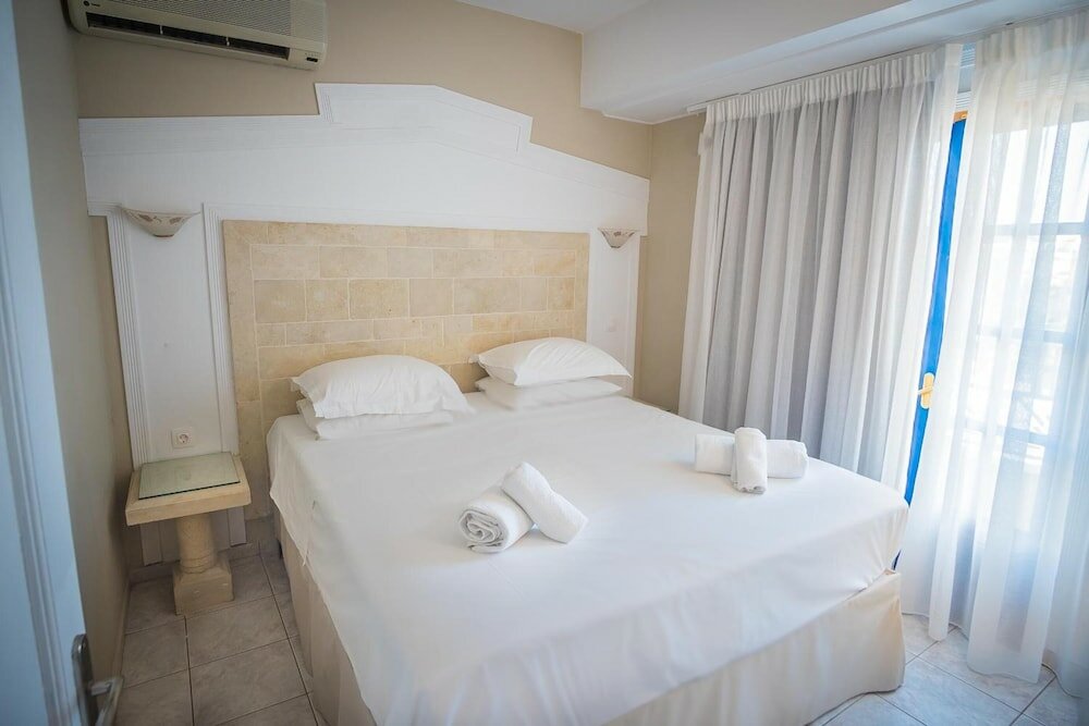 Фото Parthenis Hotel & Suites