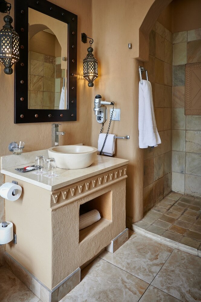 Фото Royal Elephant Hotel & Conference Centre