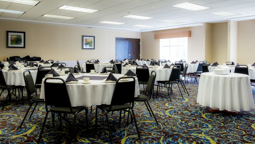 Фото Holiday Inn Express Edmonton-International Airport