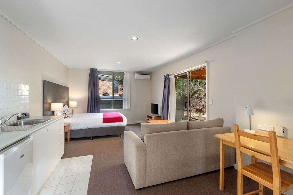 Фото Knox International Hotel & Apartments