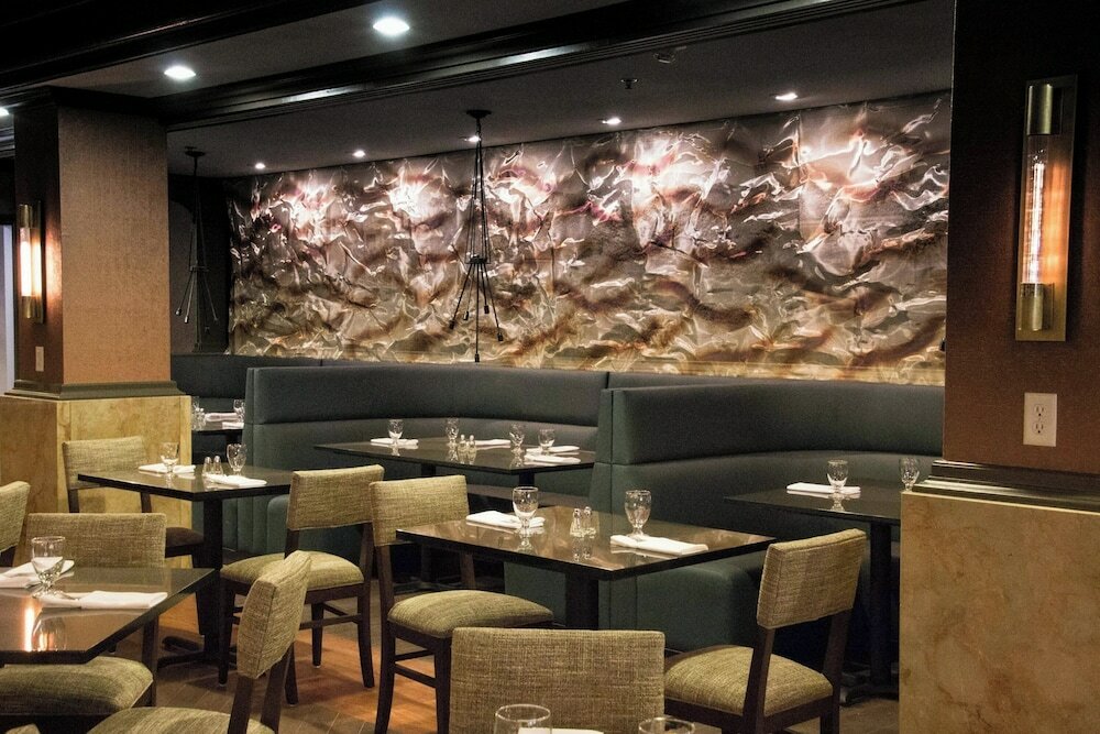 Фото Renaissance Des Moines Savery Hotel