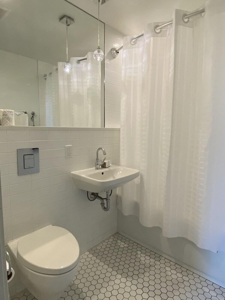 Фото Ambrose House & Café