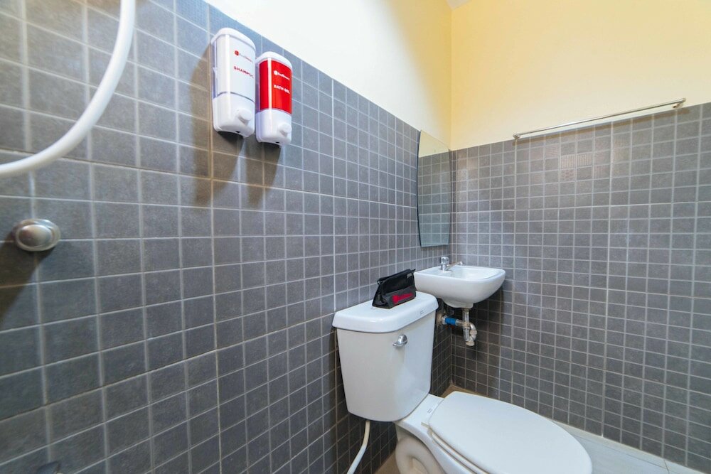 Фото RedDoorz near New Government Center