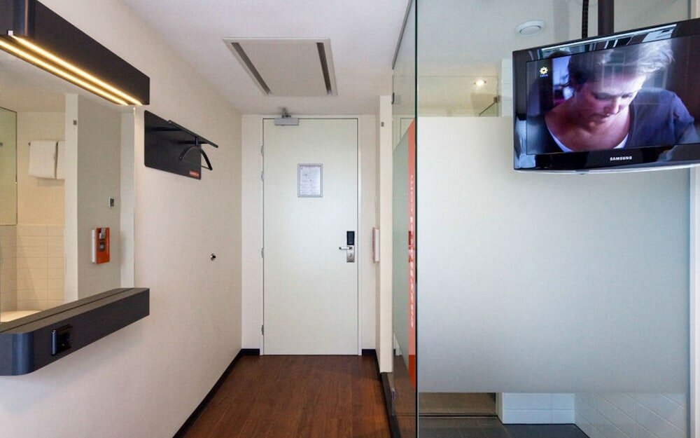 Фото EasyHotel Amsterdam City Centre South