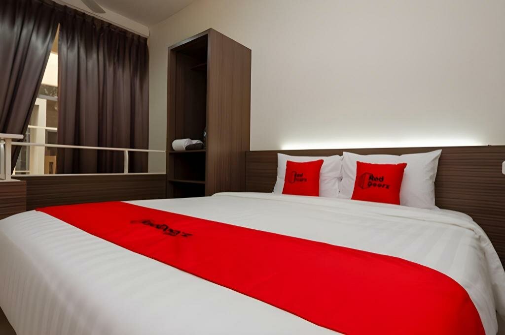Hotel RedDoorz Plus near Paragon Mall Semarang, Semarang, photo