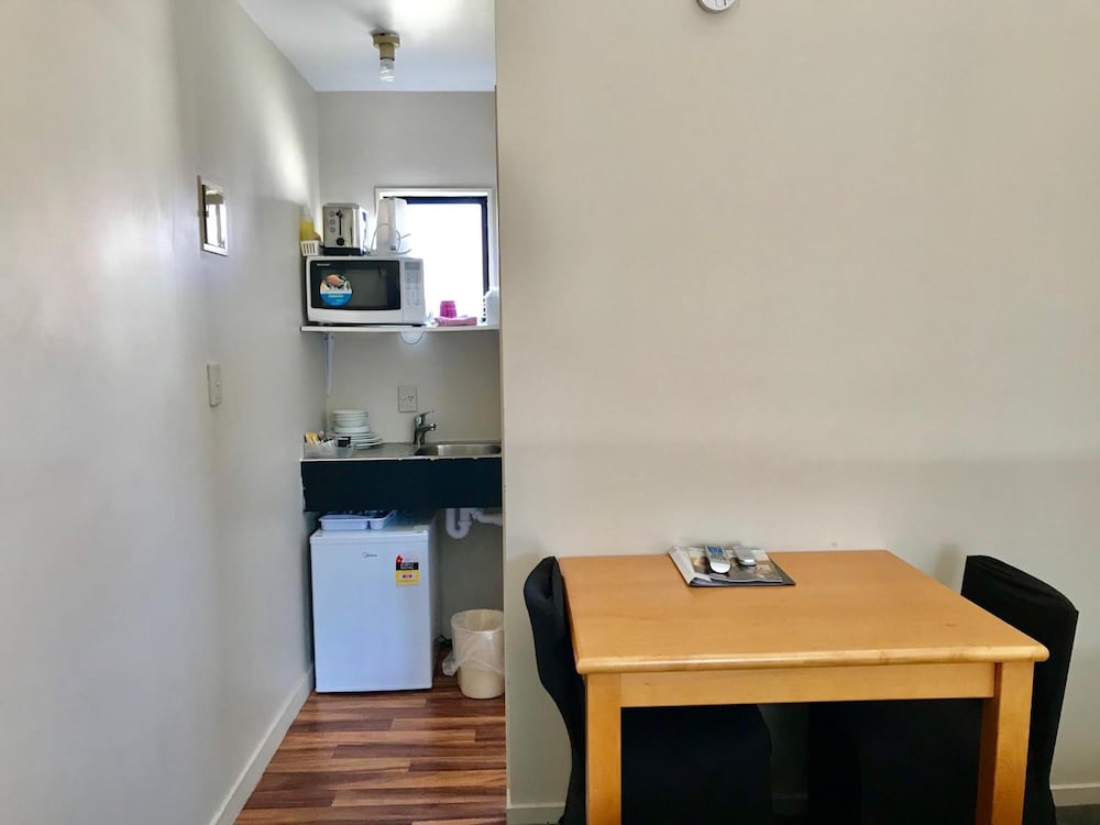 Фото Rayland Epsom Motel