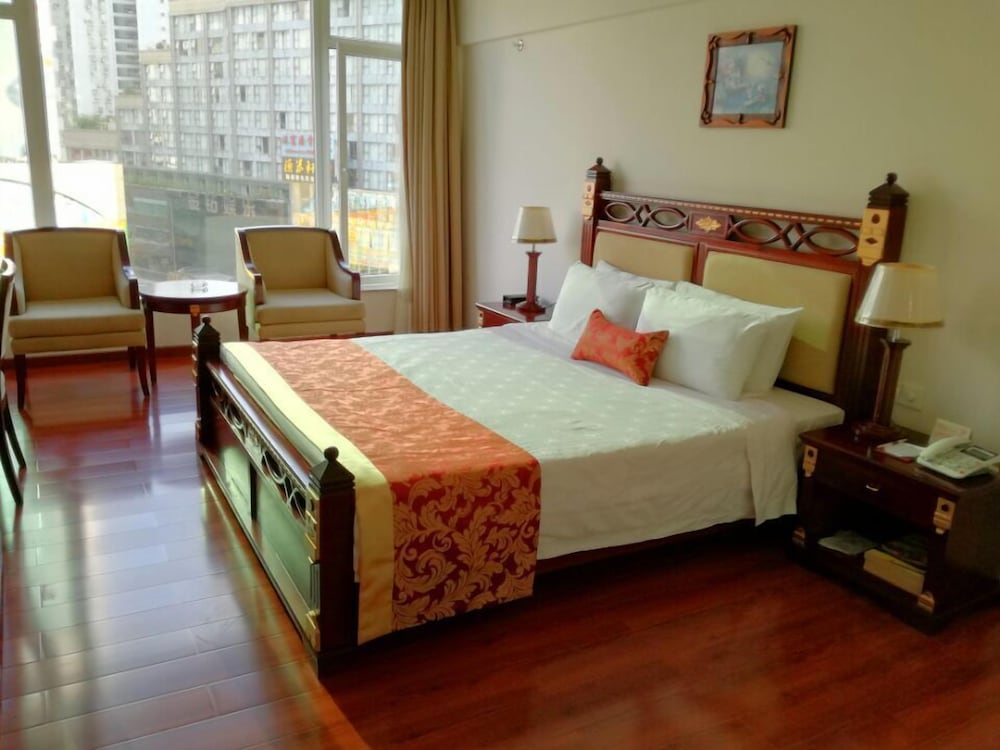 Фото Golden Lustre Hotel