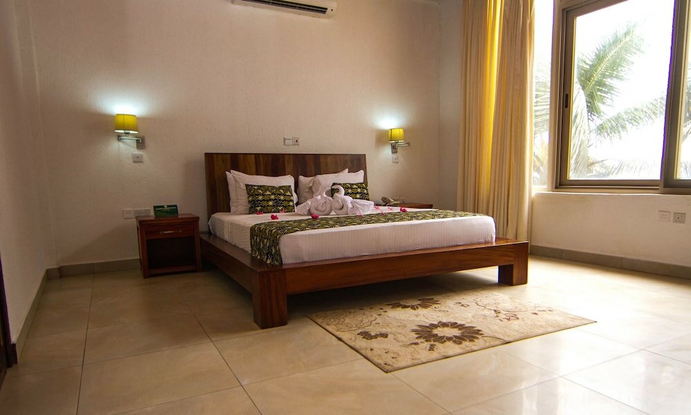 Фото Coconut Grove Beach Resort