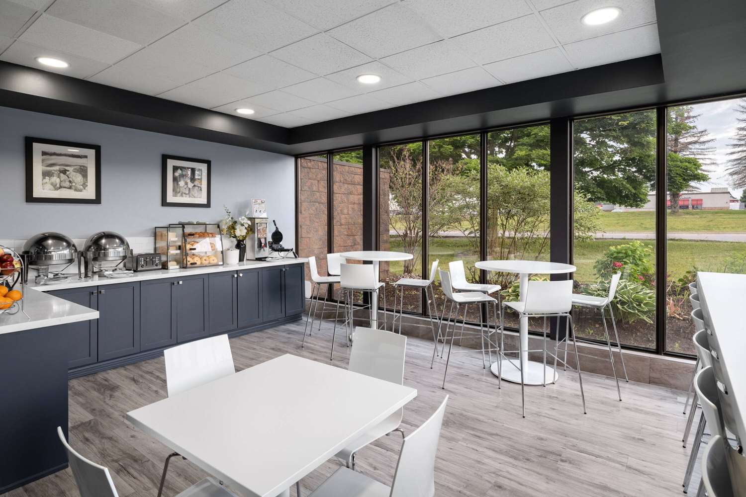 Фото Travelodge by Wyndham Barrie on Bayfield