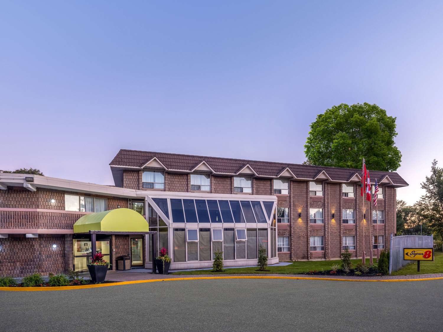 Фото Super 8 by Wyndham Toronto East ON