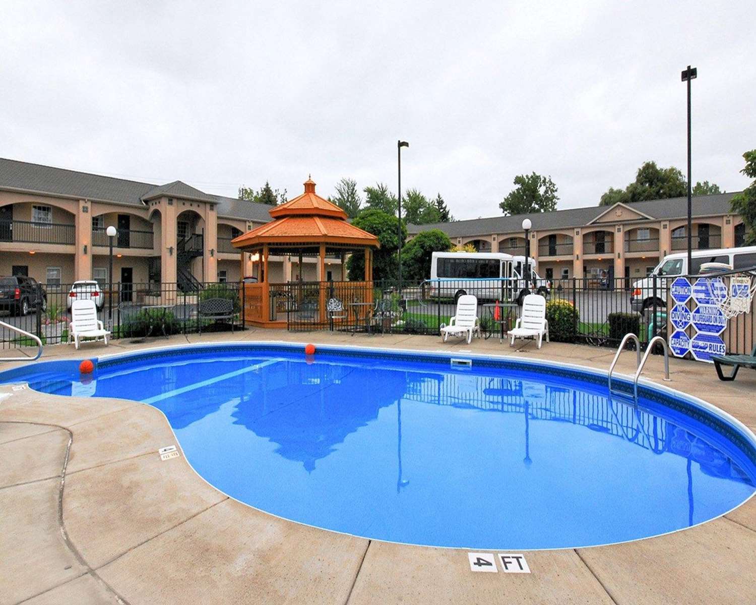 Фото Econo Lodge At The Falls North