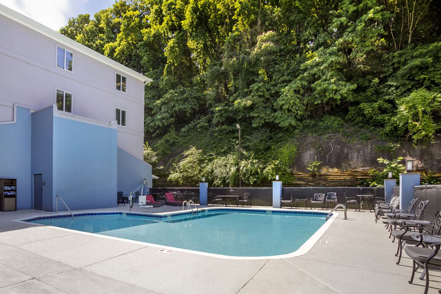 Фото Comfort Suites Airport