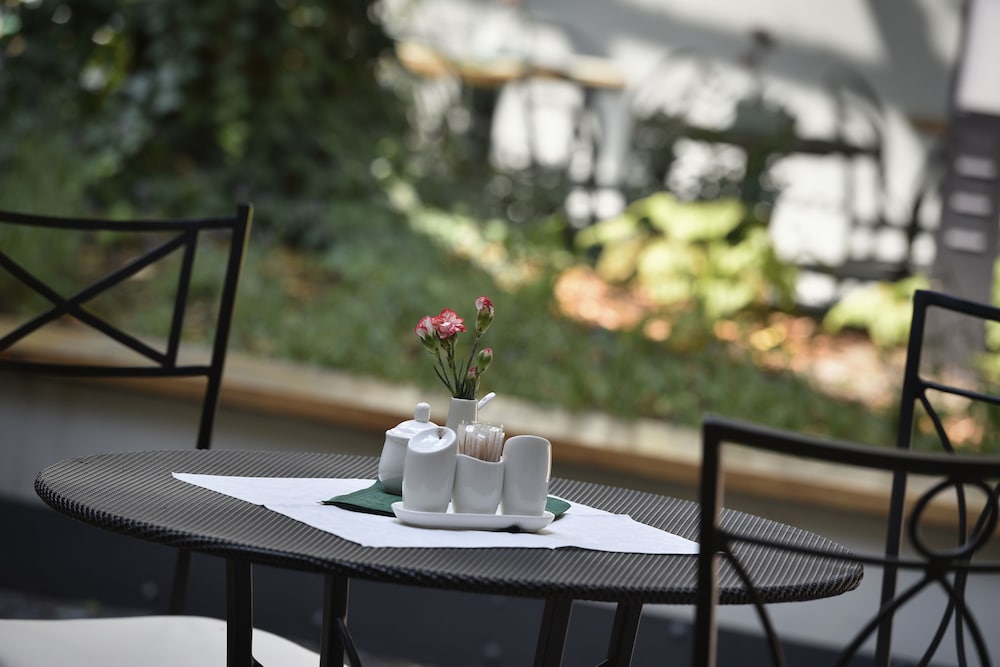 Фото Hotel At the White Lily