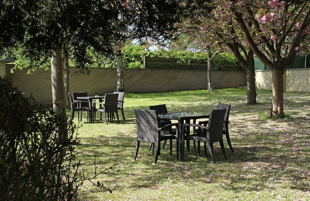 Фото Honest Lawyer Hotel