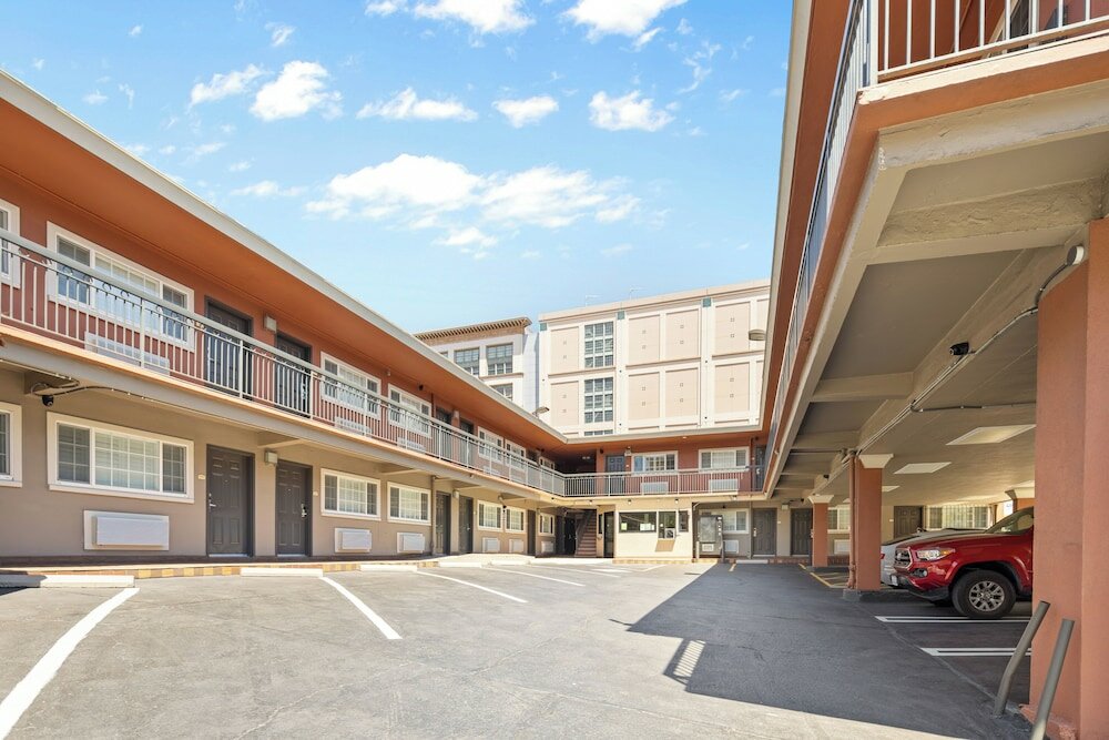 Фото Alexis Park Hotel