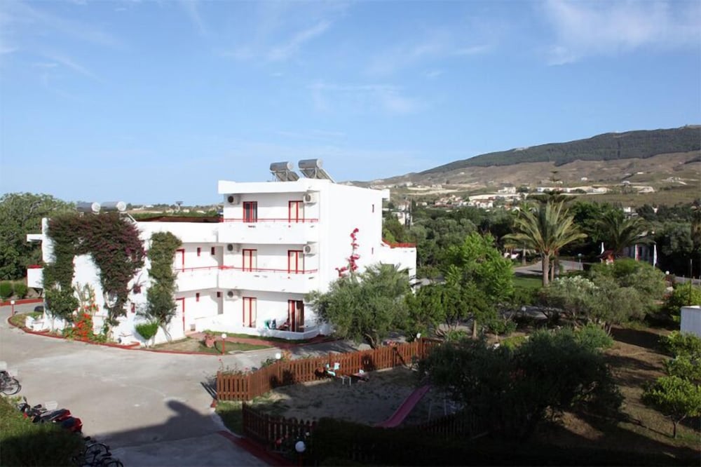 Фото Sandy's Studios Apartments & Log Villas