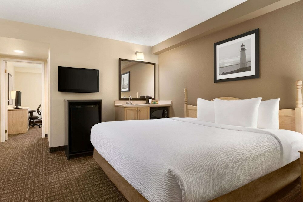 Фото Travelodge Suites by Wyndham Moncton