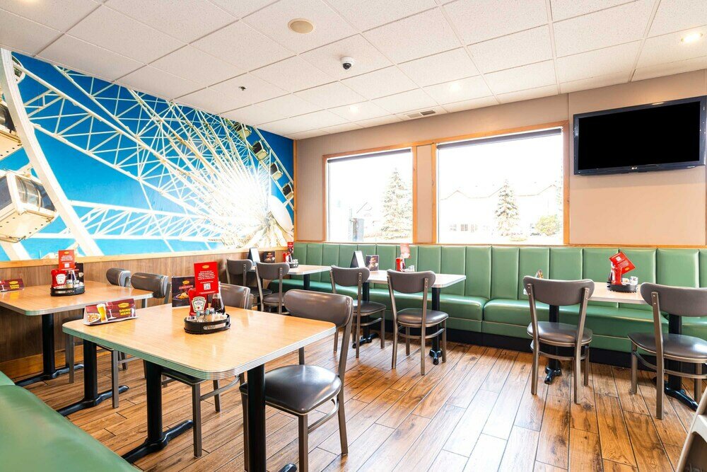 Фото Sandman Hotel Edmonton West