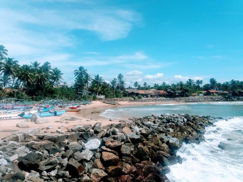 Фото Malika Yellow House